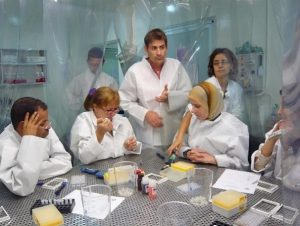 Fig. 2 – Formación de técnicos de laboratorio en Marruecos (CIRAD, 2011)