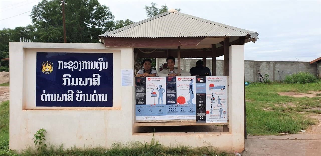 La campaña de comunicación «La PPA mata a los cerdos» se puede ver en un puesto aduanero de Laos